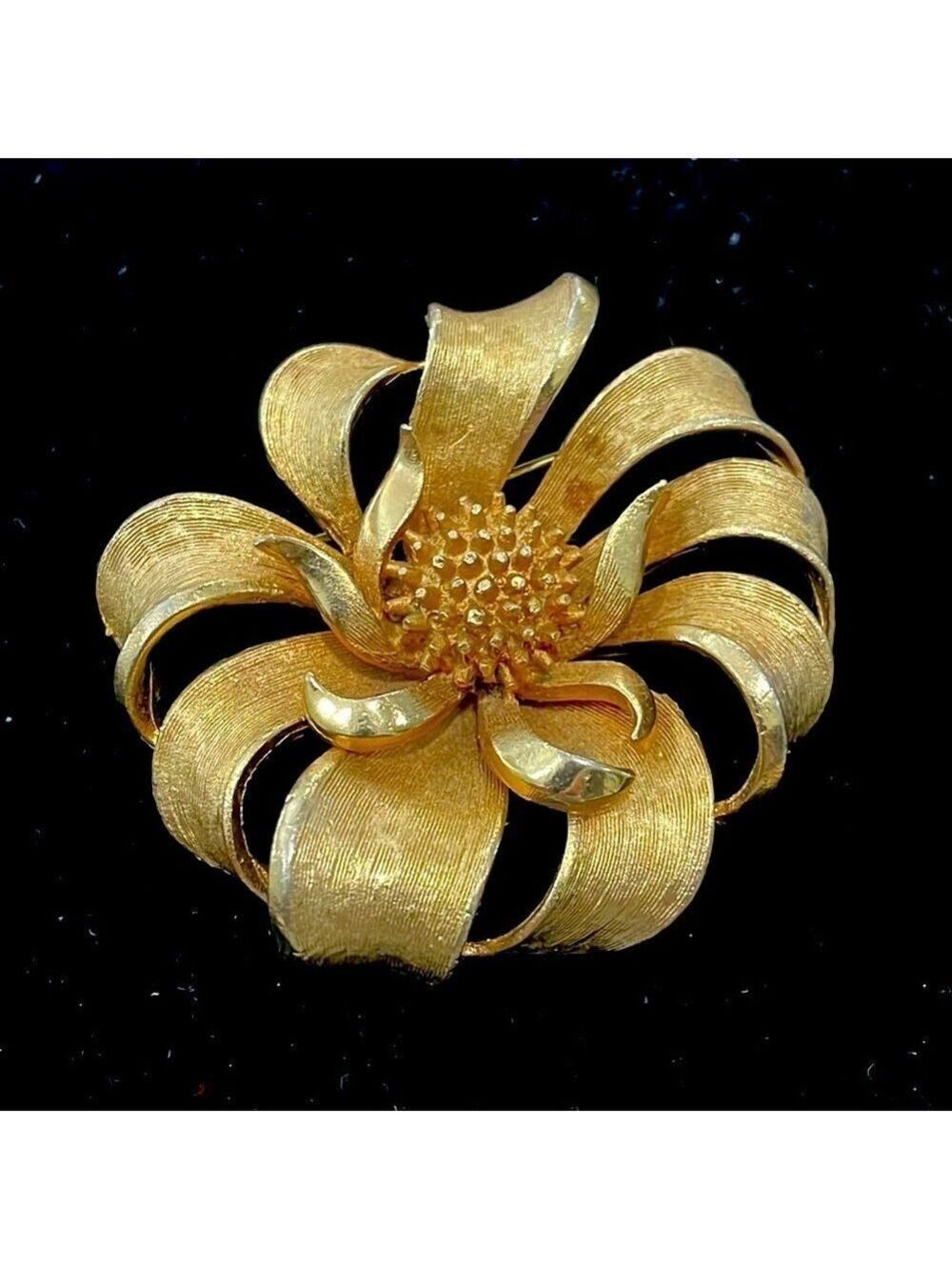 CORO Pegasus 50s signed Goldtone Textured FLOWER Shape Pin Brooch